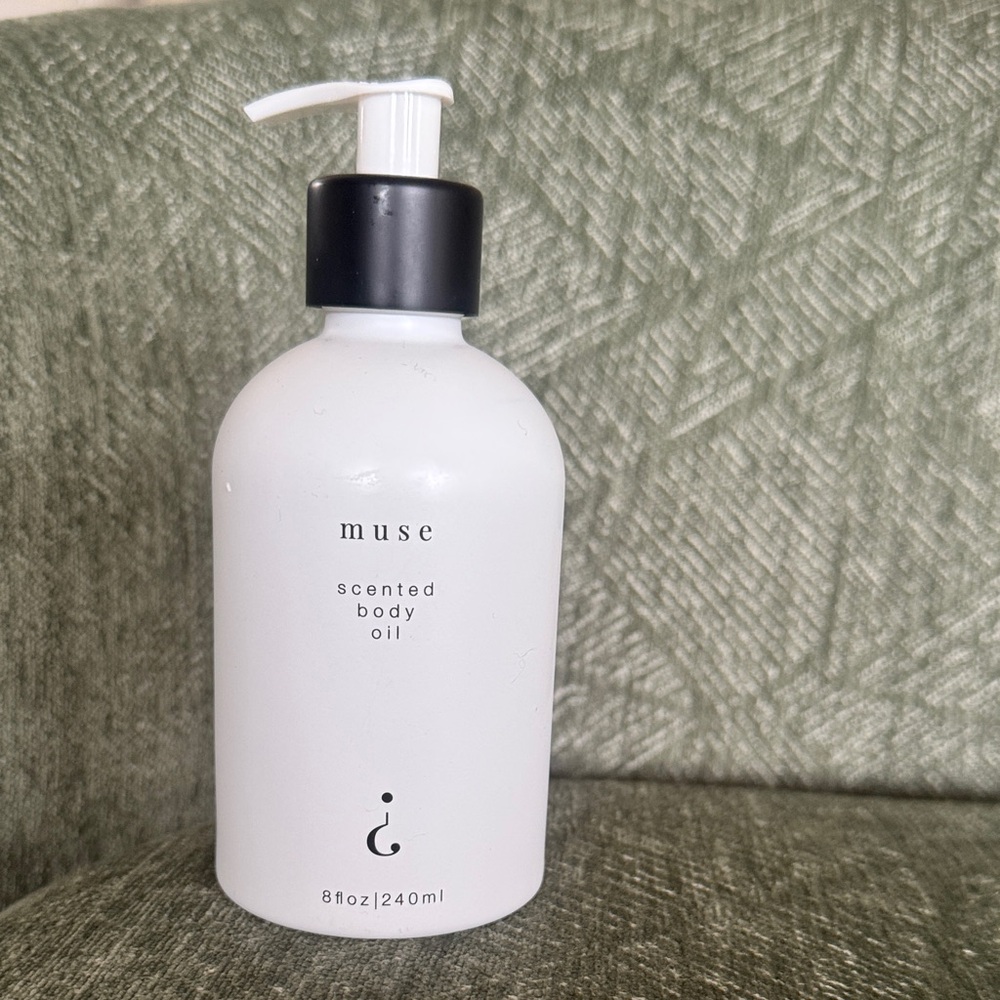 Muse White Pump Bottle Body Oil